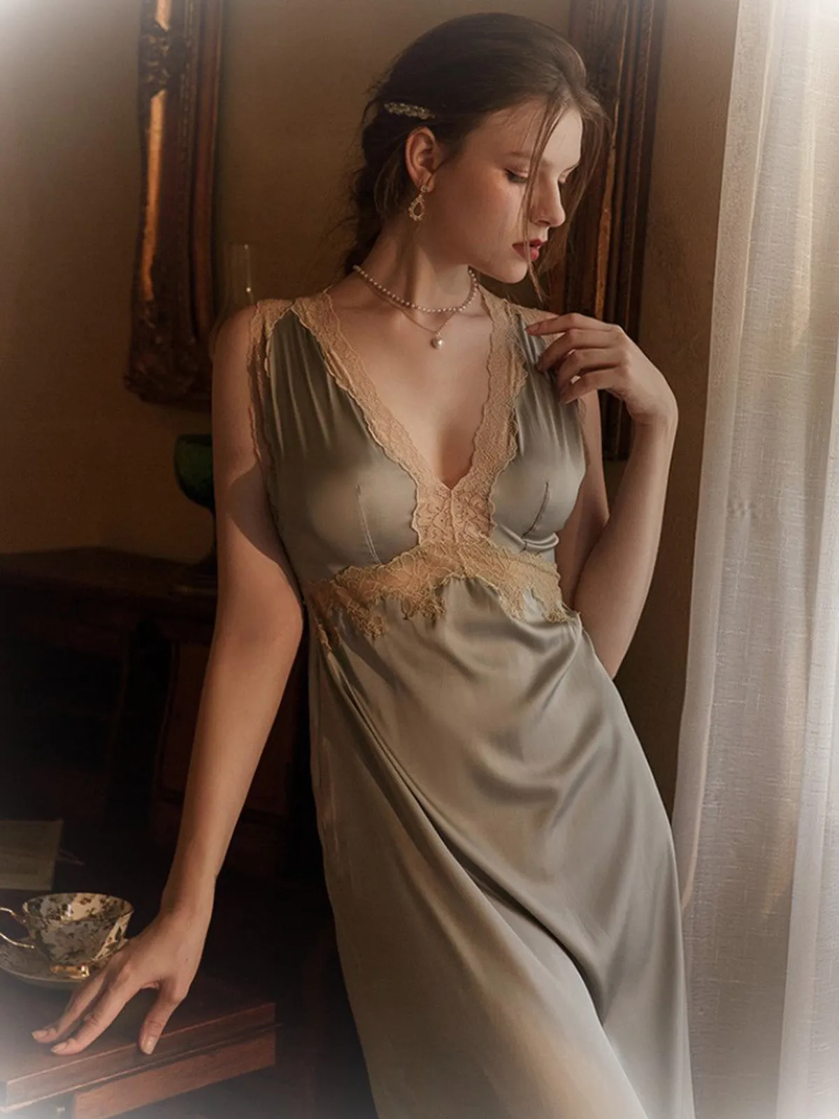 1950s Lace Backless V-Neck Satin Sleepwear